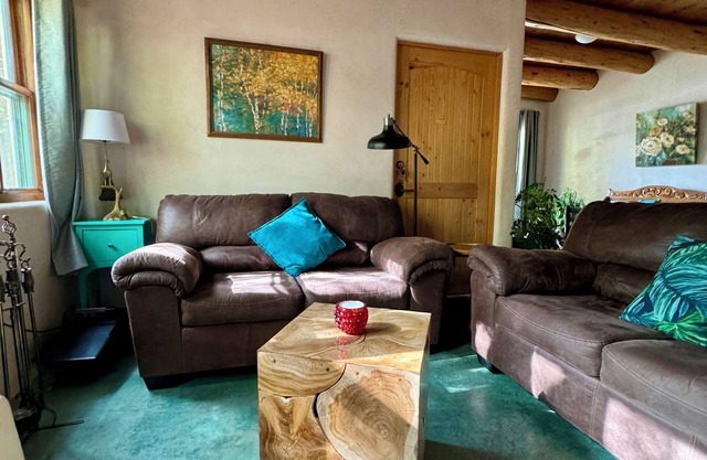 Peaceful/Relaxing. Walking distance to the Taos Plaza, side-walks all the way.