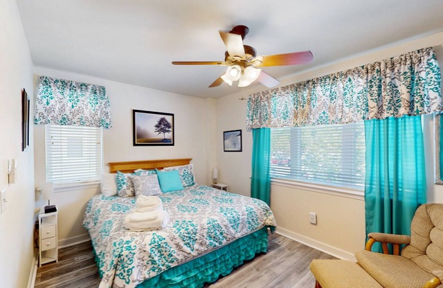Peaceful resort studio with shared pool, hot tub, beach, game room & lake access