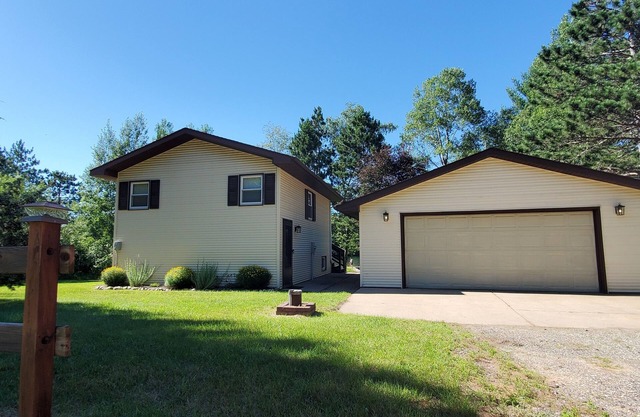 Peaceful retreat on Fawn Lake, local Winery, & minutes from the Dells!
