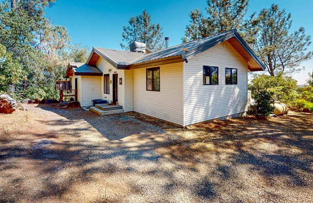 Peaceful retreat 1000 ft above the valley floor with ozonated pool & yoga room