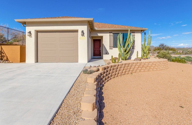 Peaceful Retreat, Beautiful New Home in Queen Valley w / Incredible Mtn Views