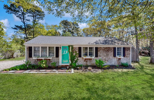 Peaceful Retreat: dog friendly, close to beaches & town; yard w/patio&firepit