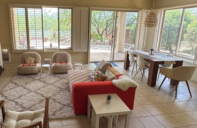 Peaceful retreat in luxury home near Mt Lemmon. Spacious and modern.