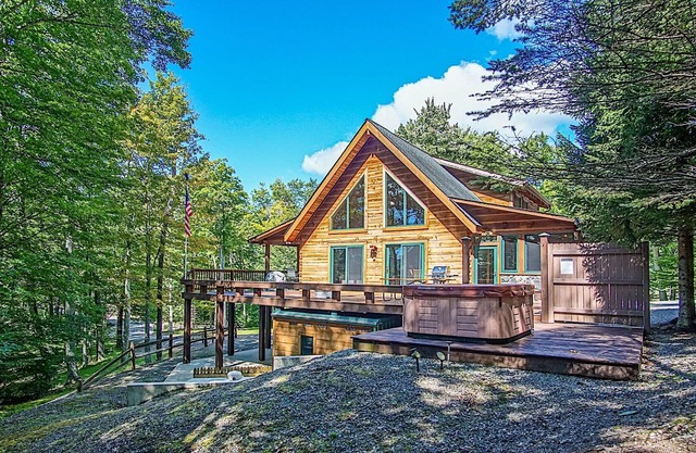 Peaceful Retreat Luxury 3 Br Home in the woods
