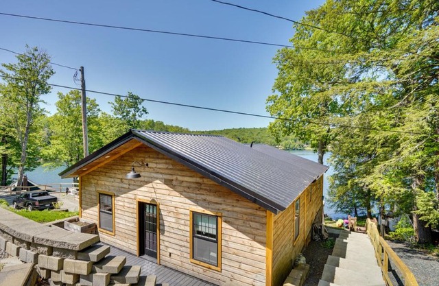 Peaceful Retreat on Burden Lake with Deck and Kayaks!