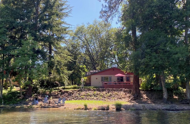 Peaceful Retreat on the Rogue River
