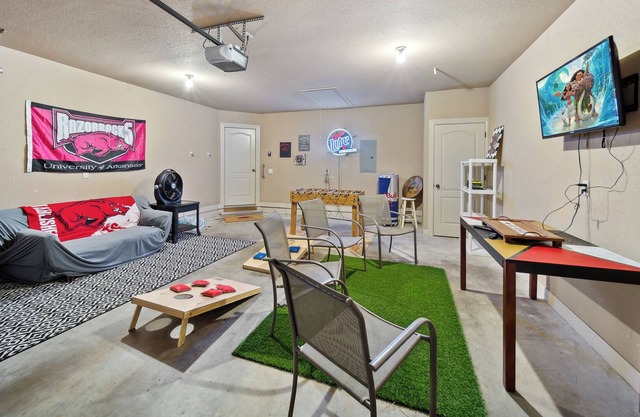 Peaceful retreat with Hot Tub, Theatre and Game Room - Minutes to U of A!