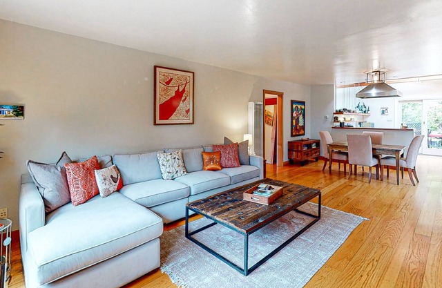 Peaceful retreat with private patio, grill, & full kitchen