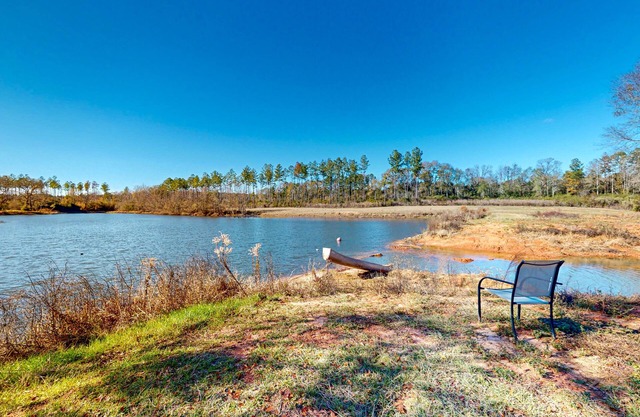 Peaceful retreat with ponds, canoe, paddle board, pool table, firepit, & grill