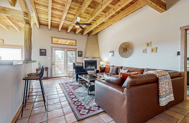 Peaceful retreat with enclosed patio, incredible views and night skies