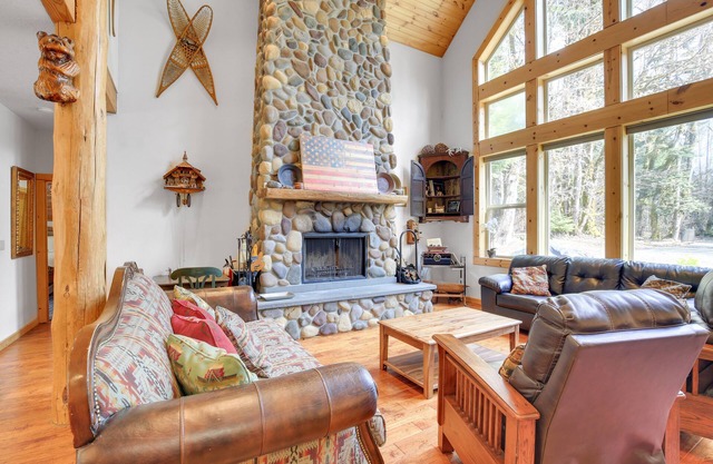Peaceful Rhododendron Cabin w/ Fire Pit & Hot Tub!