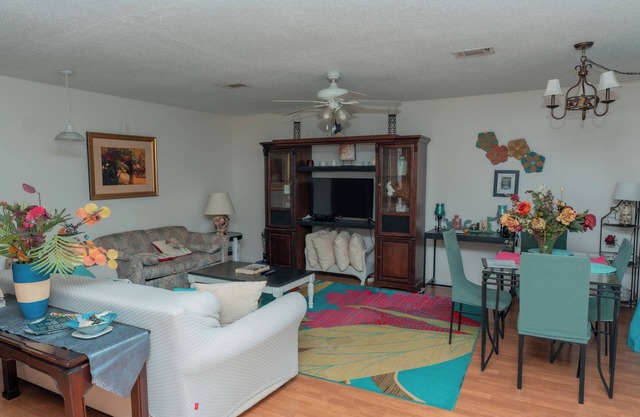 PEACEFUL RIVERFRONT COTTAGE / SLEEPS 7 W/W+D