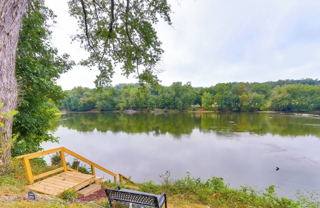 Peaceful Riverfront Retreat w/ Yoga & Art Studio!