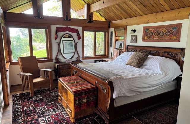 Peaceful, romantic hideaway surrounded by vineyards.
