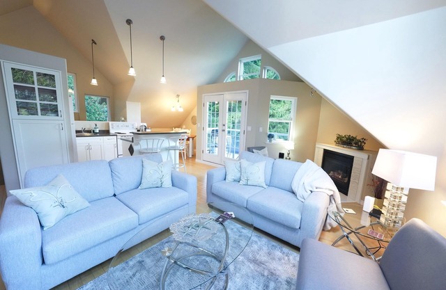 Peaceful seaside retreat situated between the ocean & Hof Park in Cowichan Bay.