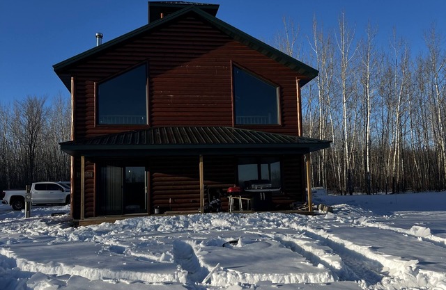 Peaceful secluded cabin w/ firepit and great hiking trails