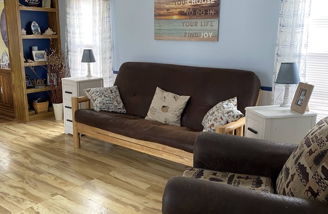 Peaceful, Secluded get away, comes with Port Hope boat slip