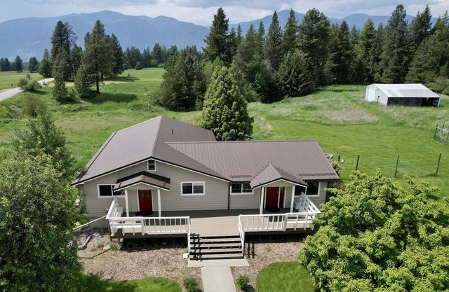 Peaceful Secluded Farmhouse - 10 minutes from Bonner's Ferry