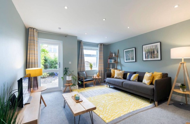 Peaceful & Spacious 2 Bed Home in Cheltenham