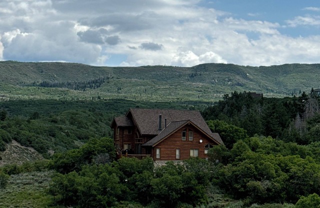 Peaceful, spacious log cabin in beautiful Heber, UT