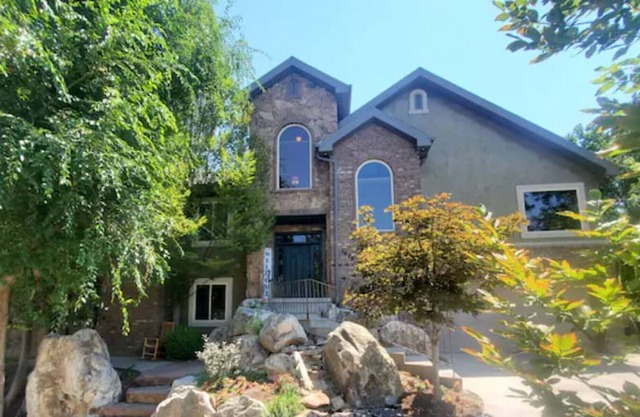 Peaceful, spacious getaway w/ stunning waterfalls