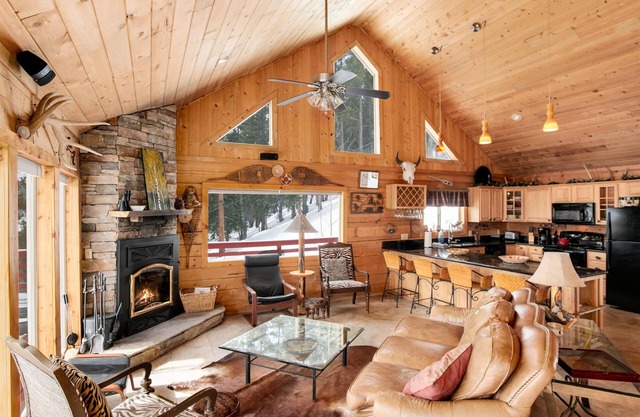 Peaceful Spacious Log Home With Amazing Views! 3 Bedrooms & 2 Bathrooms