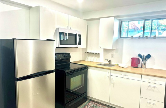 Peaceful stay in Montreal - Large 3 1/2 near parks and attractions