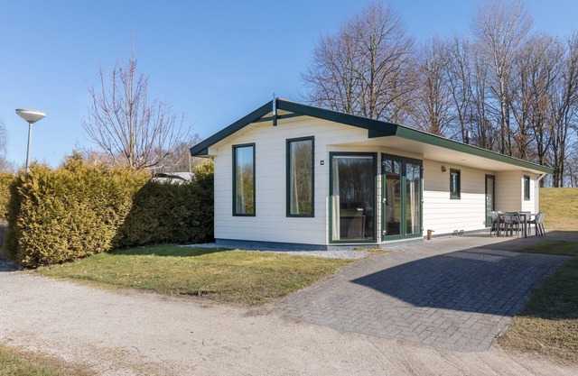 Gut ausgestattetes Mobile Home mit Geschirrspüler, wassernah