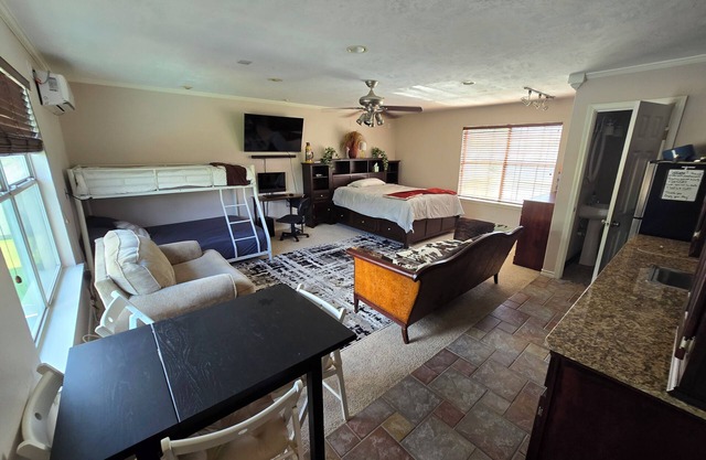 Peaceful studio aparrtment in the spring creek area.