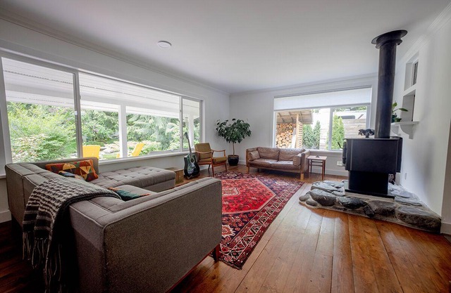 Peaceful/stylish 4 bdrm, 2 bath. Hot tub and massage chair, 35 min to Whistler.