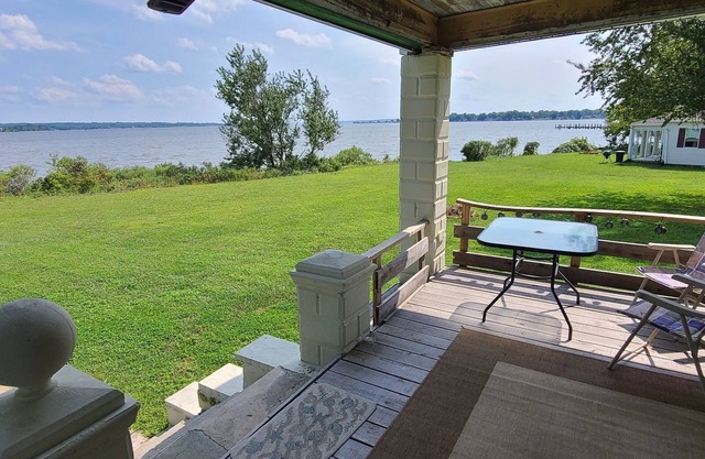 Peaceful Suite on the Water "Osprey." Sunrise over the river from your porch.