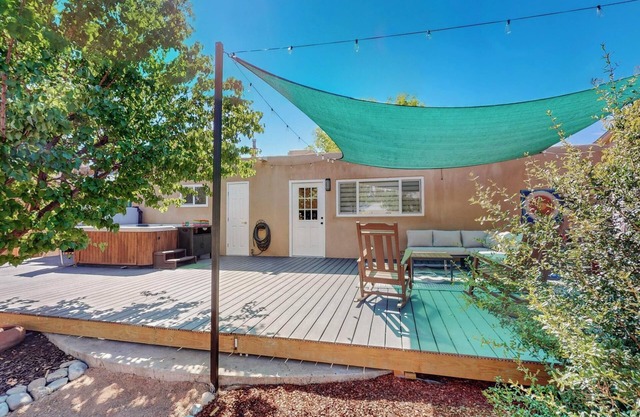 Peaceful Sunflower Escape, 3bd w/ hot tub, grill, and mountain views!