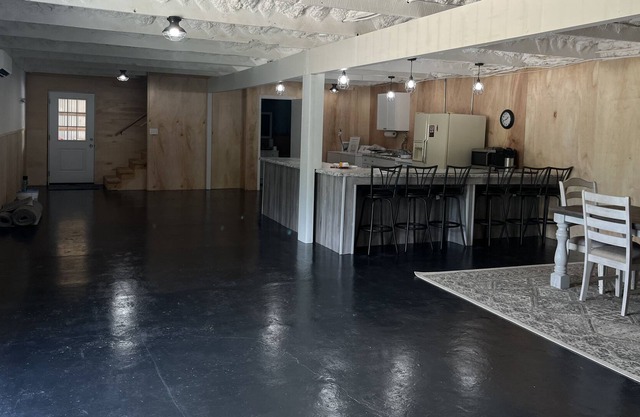 Peaceful surroundings in rural destination. Located in Shelbina with lake/golf