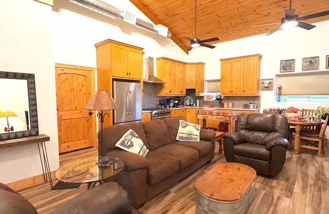 Charming Barndominium with Gourmet Kitchen, Wifi, AC & access to Arena & Stalls