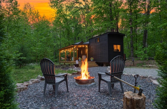 Peaceful Tiny home on 4 acres, hot tub, & fire pit