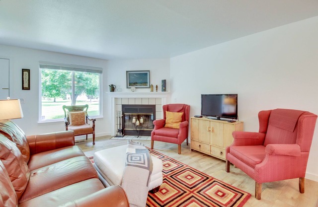 Peaceful townhouse with pool, fast WiFi & partial mountain views - walk to shops