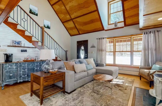 Peaceful tranquil cozy home tucked away in Madison