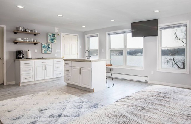Ruhiges, aktualisiertes Studio mit Blick auf die Irondequoit Bay