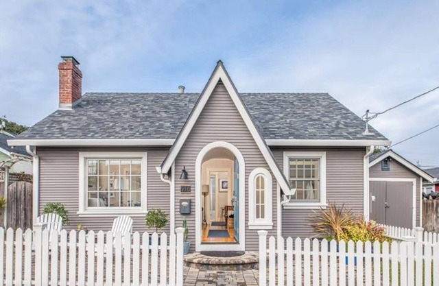 Peaceful, Updated Cottage. Walk to Town & Beach. 2 Aquarium Guest Passes.