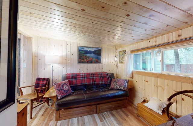 Peaceful vacation cabin close to river with hammock & lovely mountain views