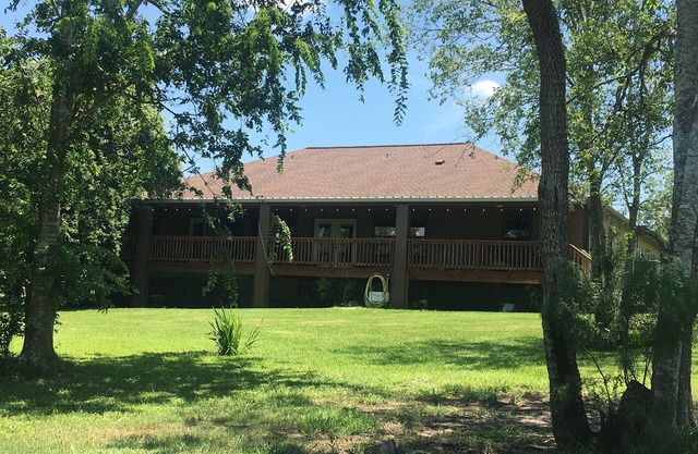 Peaceful Victoria Home ,7min from Downtown , EV Charger