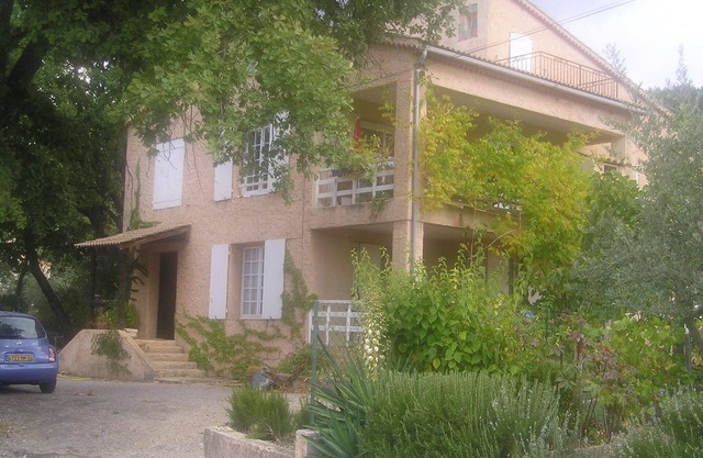 FRIEDLICHE VILLA IN EINEM KLEINEN DORF IN DER PROVENZ