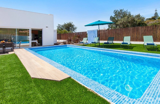 Peaceful villa w/ pool, BBQ & ping-pong table