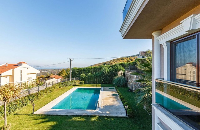 Peaceful Villa with a Garden in Kartepe near Sapanca