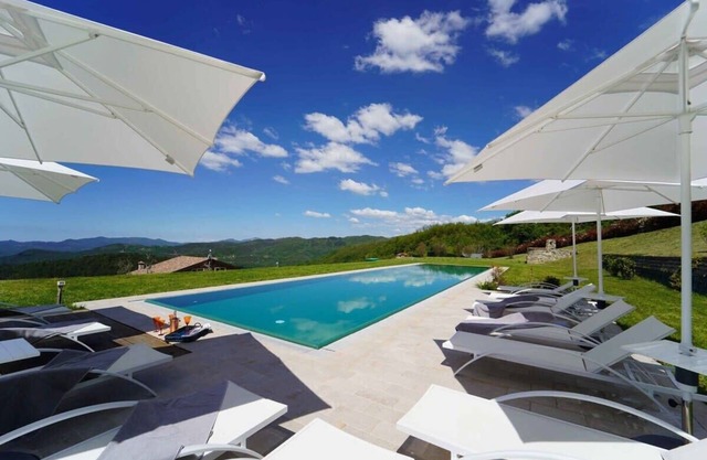 Peaceful Villa With Pool And Mountain View