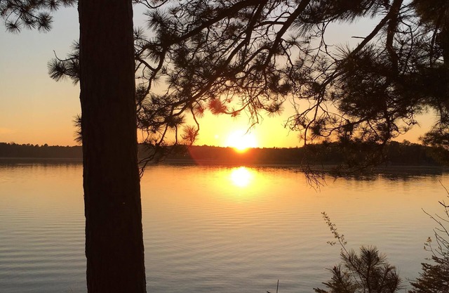 20er Jahre Lakefront Red Log Cabin bekannt als "Camp David"