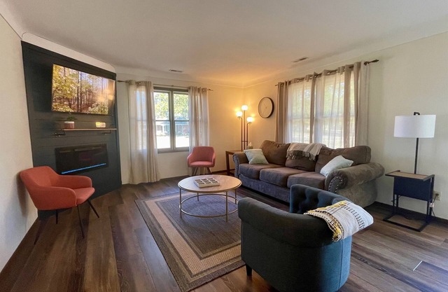 Peaceful, walkable apartment to parks & downtown