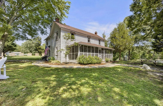 Waterfront retreat with private dock - 90 min to DC