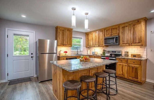 Peaceful well appointed large two bedroom country cottage