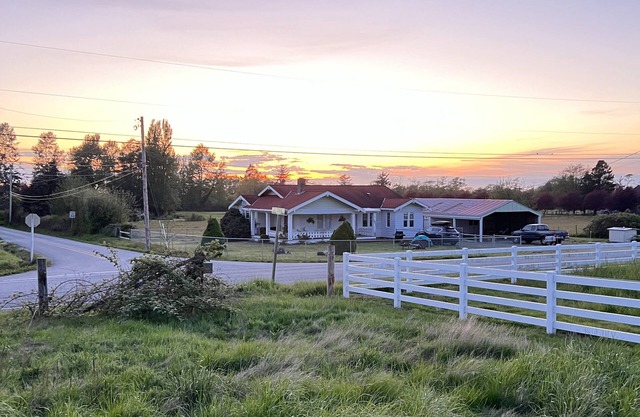 Peaceful Whidbey Island farmhouse by the beach and Deception Pass State Park